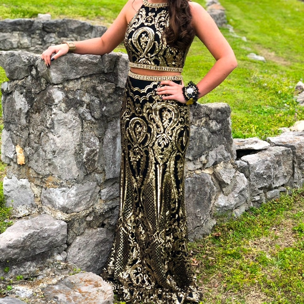 Black and Gold prom dress designed by Vienna. Size 6. Two piece.